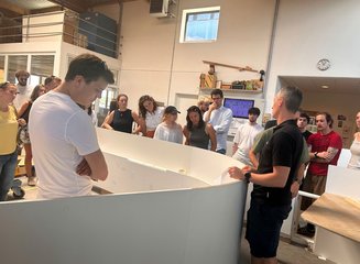 Schüler:innen bei der Besichtigung einer Tischlerei Besuch vom Kolleg für Innenarchitektur