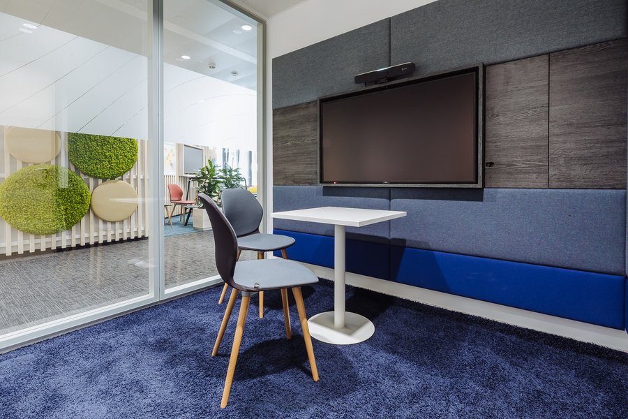 Meetingraum in blau Bürogebäude Semperit