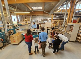 Kindergarten Gerersdorf beim Beobachten der Maschinen Kindergarten Gerersdorf zu Besuch
