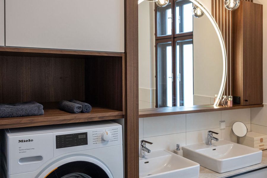 © Wolfgang Stecher/grapple.at Waschmaschinenverbau in einem Badezimmer mit zwei Waschbecken