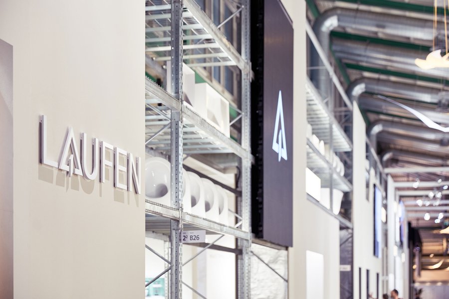 © timo orubolo Industrieregale auf dem Messestand von LAUFEN auf der Swissbau welche Toiletten und Waschbecken tragen