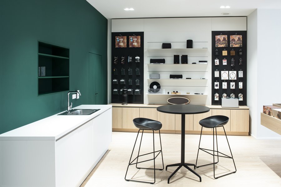 Schauraum des österreichischen HiFi-Herstellers Pro-Ject Audio Systems mit ausgestellten Soundsystemen