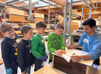 Kinder beim Arbeiten mit Holz Handwerklicher Besuch der Volksschule Hafnerbach