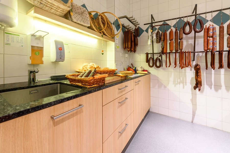 © Wolfgang Stecher/grapple.at Anrichte einer Fleischerei mit Fleisch und Brotkörbchen