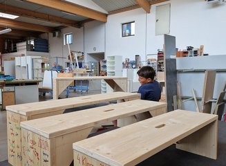 fertige Bänke der Volksschule Gerersdorf Volksschule Gerersdorf zu Besuch