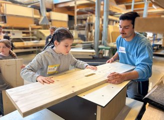 Kinder beim Arbeiten mit Holz Handwerklicher Besuch der Volksschule Hafnerbach