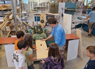 Schüler bekommen Einblicke in eine Tischlerei Volksschule Gerersdorf zu Besuch