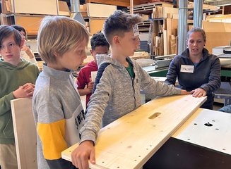 Kinder beim Arbeiten mit Holz Handwerklicher Besuch der Volksschule Hafnerbach