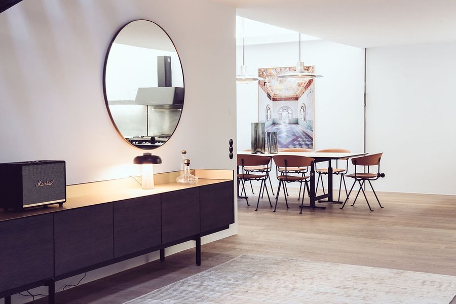 Vorraum mit Sideboard mit Blick auf Esstisch mit Sesseln