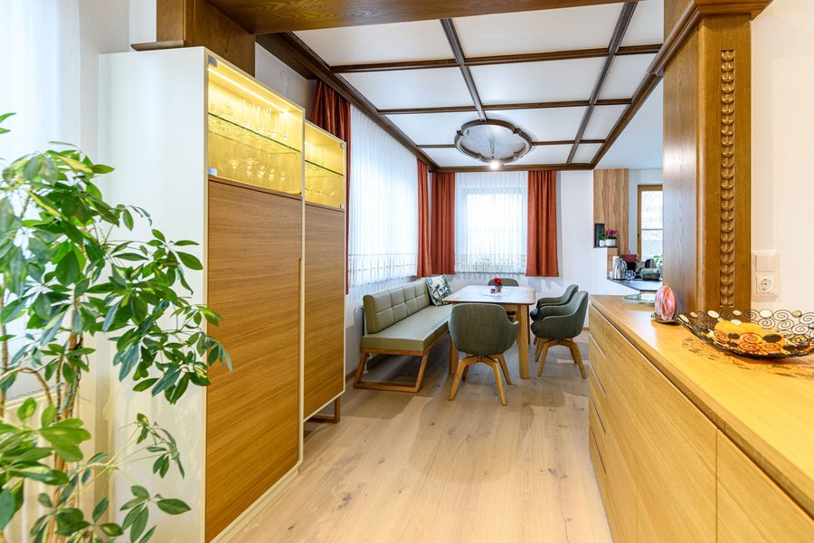 © Wolfgang Stecher/grapple.at Esszimmer mit großem Holztisch, Sitzbank und Sesseln