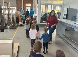 Kinder werden durch die Produktion der Tischlerei geführt Kindergarten Gerersdorf zu Besuch