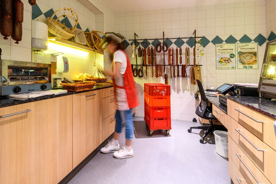 © Wolfgang Stecher/grapple.at Mitarbeiterin in Fleischerei beim Anrichten des Fleisches