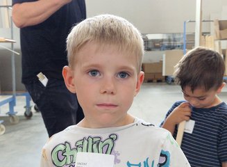 Kind in der Werkstatt einer Tischlerei Ferienspass in deiner Traditionstischlerei