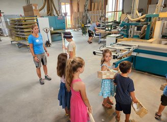 Kinder arbeiten in der Tischlerei Ferienspass in deiner Traditionstischlerei
