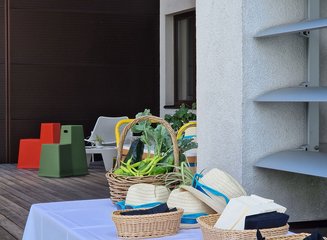 Tisch mit Sommerhüten und einer Pflanze Sommerfest 2025