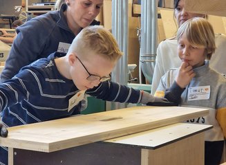 Kinder beim Arbeiten mit Holz Handwerklicher Besuch der Volksschule Hafnerbach