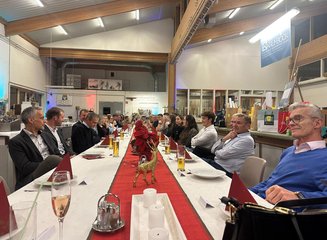 Große Tafel an jener alle Mitarbeiter gemeinsam Essen und Trinken Weihnachtsfeier 2024