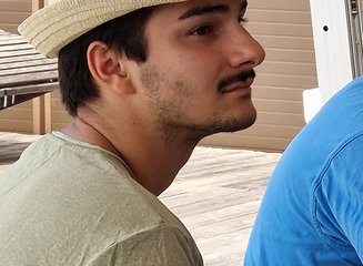 Mitarbeiter der Tischlerei mit Hut und Sonnenbrille auf dem Kopf Sommerfest 2025