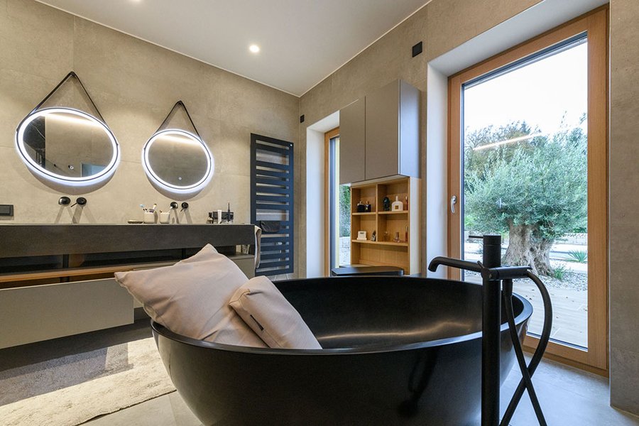 © Wolfgang Stecher/grapple.at Badezimmer mit freistehender Badewanne