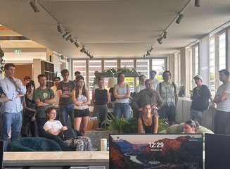 Schüler:innen bei der Besichtigung einer Tischlerei Besuch vom Kolleg für Innenarchitektur