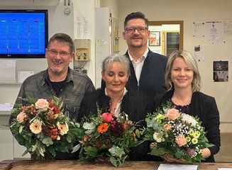 Übergabe Blumen an Mitarbeiter Weihnachtsfeier 2024
