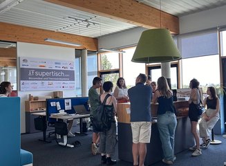 Schüler:innen bei der Besichtigung einer Tischlerei Besuch vom Kolleg für Innenarchitektur