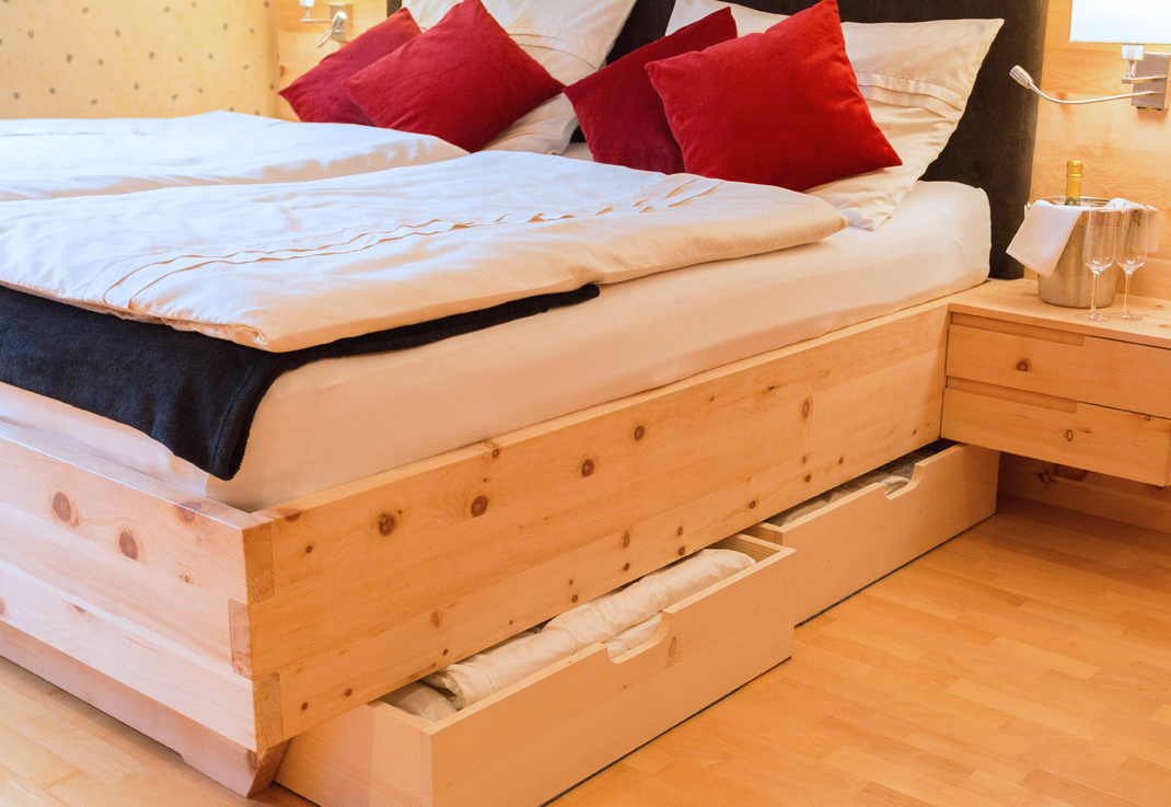Schlafzimmer Zirbenbett: Tischlerei Krumböck